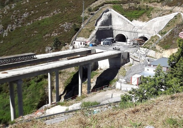 Obra  parada há 18 meses.