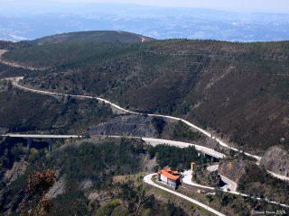 Através de pequenos rebentamentos