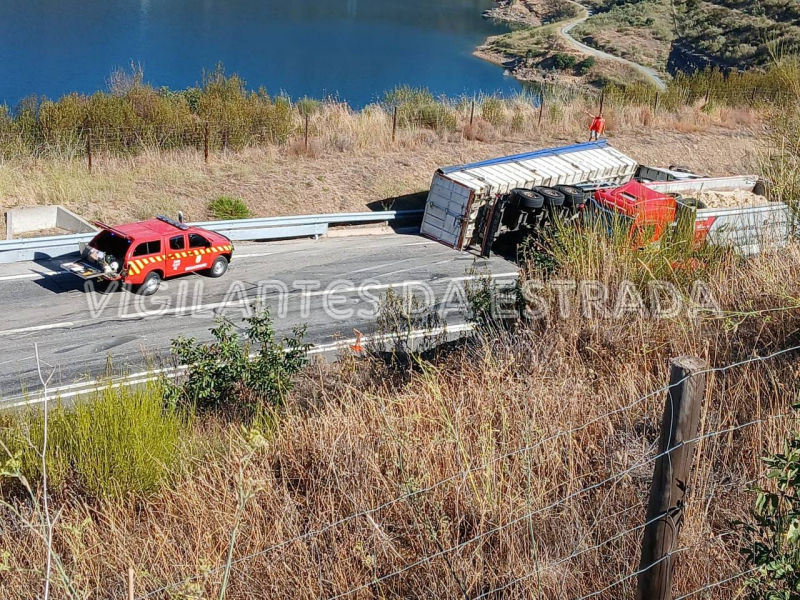 IC5 cortado ao trânsito em Mogadouro devido a despiste de camião que fez um ferido