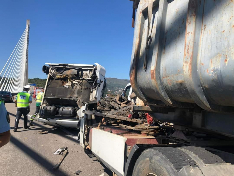 Um veículo ligeiro de mercadorias e um pesado de mercadorias colidiram no Viaduto do Corgo