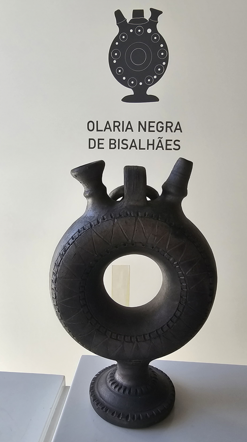 Memorial homenageia oleiros que salvaguardaram arte do barro preto em Vila Real