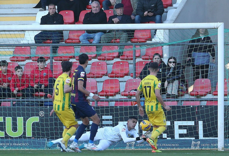 Chaves e Tondela empatam em duelo intenso e equilibrado em Trás-os-Montes