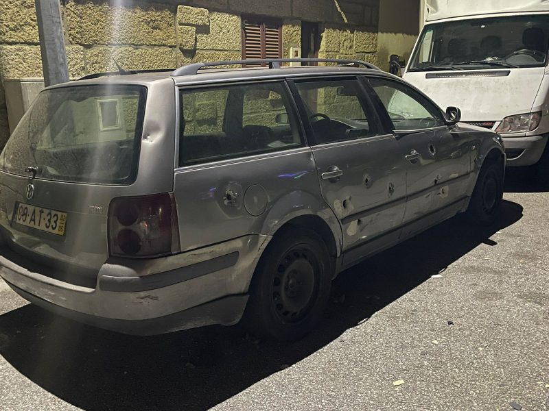 Carrinha atingida com vários tiros em Valpaços