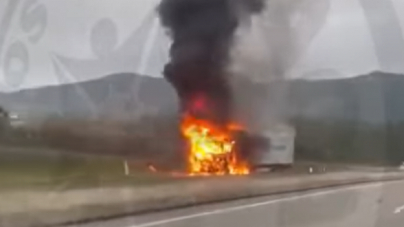 Cortada circulação na A4 junto a Murça num sentido devido a camião em chamas