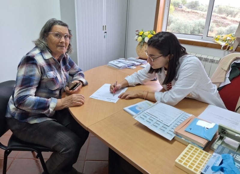 Jovem médica auxilia aldeia natal a ter cuidados de saúde primários