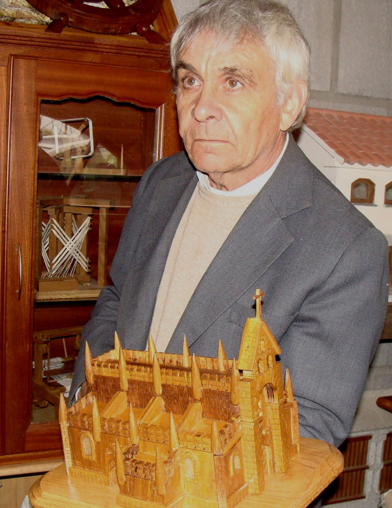 Artesão fez da madeira forma de arte e constrói réplicas de catedrais famosas